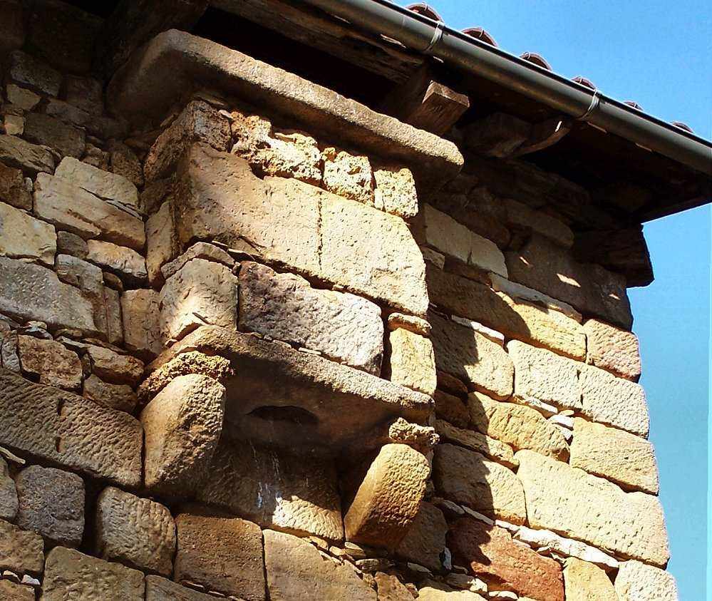 Romanesque Latrine, Fons